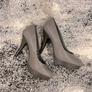 Kenneth Cole Reaction size 5 grey platform pumps